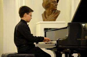 Michał Selwesiuk podczas koncertu w Dworku Chopina w Dusznikach Zdroju 21.08.2016. Fot. Tomasz Orlow.